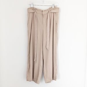 Banana Republic. Size 8. Paper bag waist linen trousers